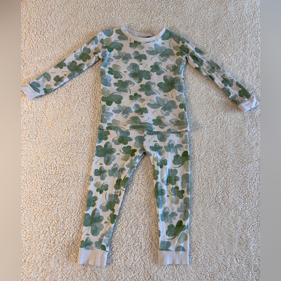 Burt's Bees Other - Burt's Bees Kids 2T Green Shamrock Patterned Pajama Set